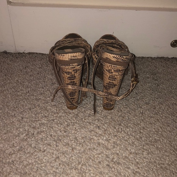 Size 8.5 BCBG Max Azria wedges - Picture 3 of 3